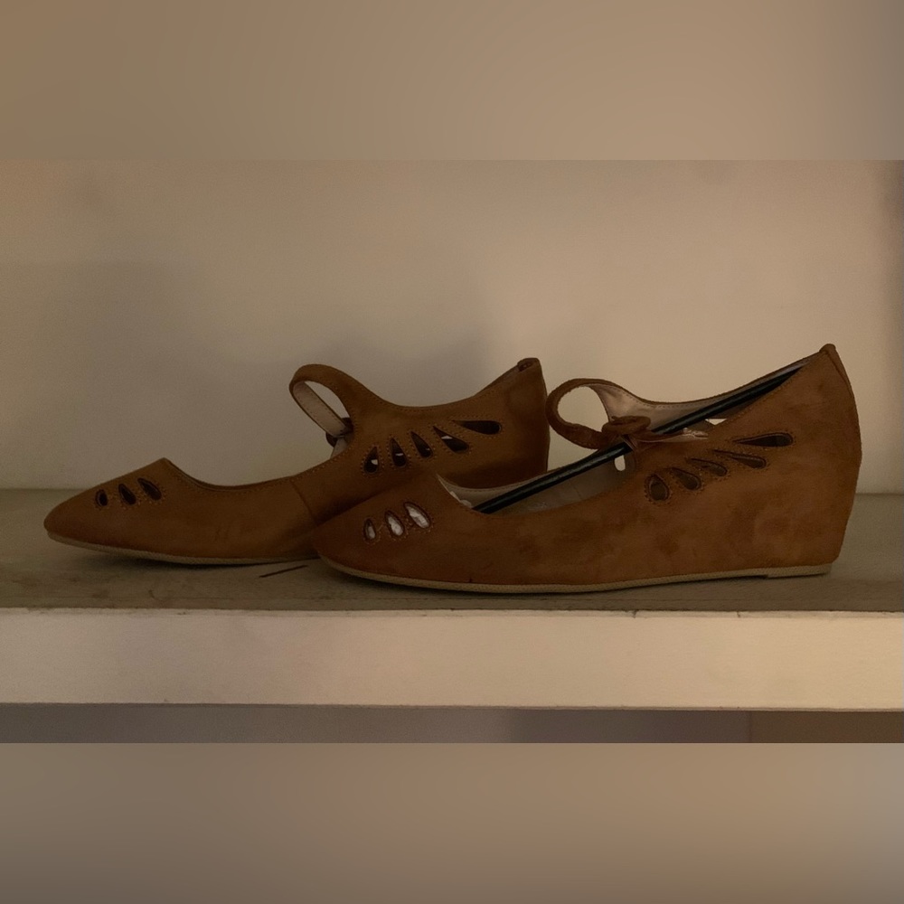 Size ten camel color one inch wedge. Never worn outside!
